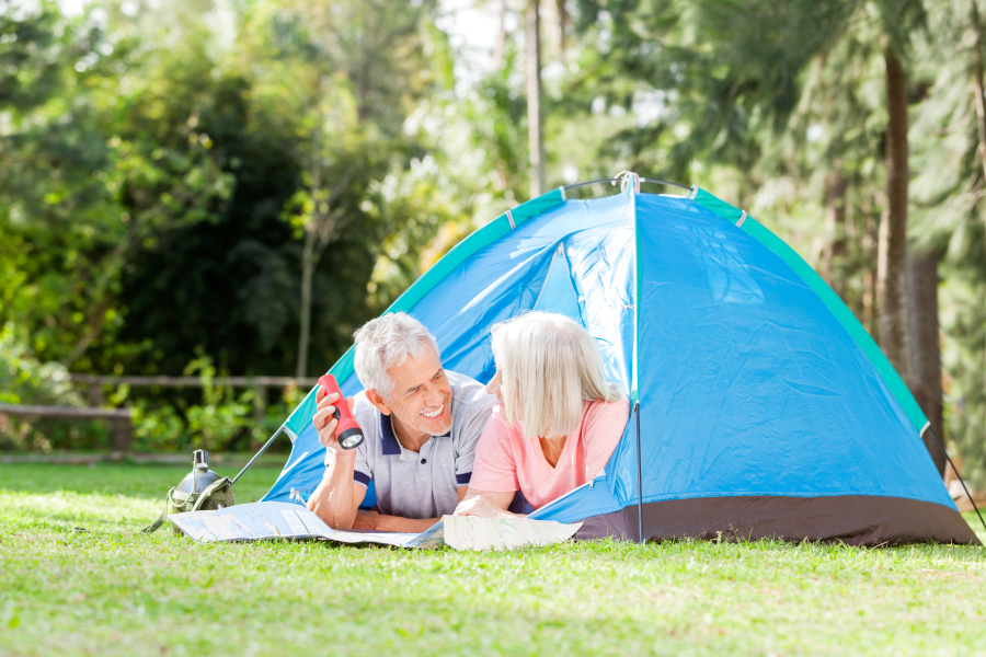 couple dans une tente de petite camping en gorges du verdon